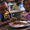 أطفال يتناولون وجبة غداء يدعمها برنامج الأغذية العالمي في مدرسة في منطقة جنوب أومو بإثيوبيا.