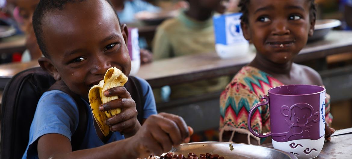 Children eat a WFP-supported lunch at a school in Ethiopia’s South Omo zone.