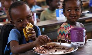 Children eat a WFP-supported lunch at a school in Ethiopia’s South Omo zone.