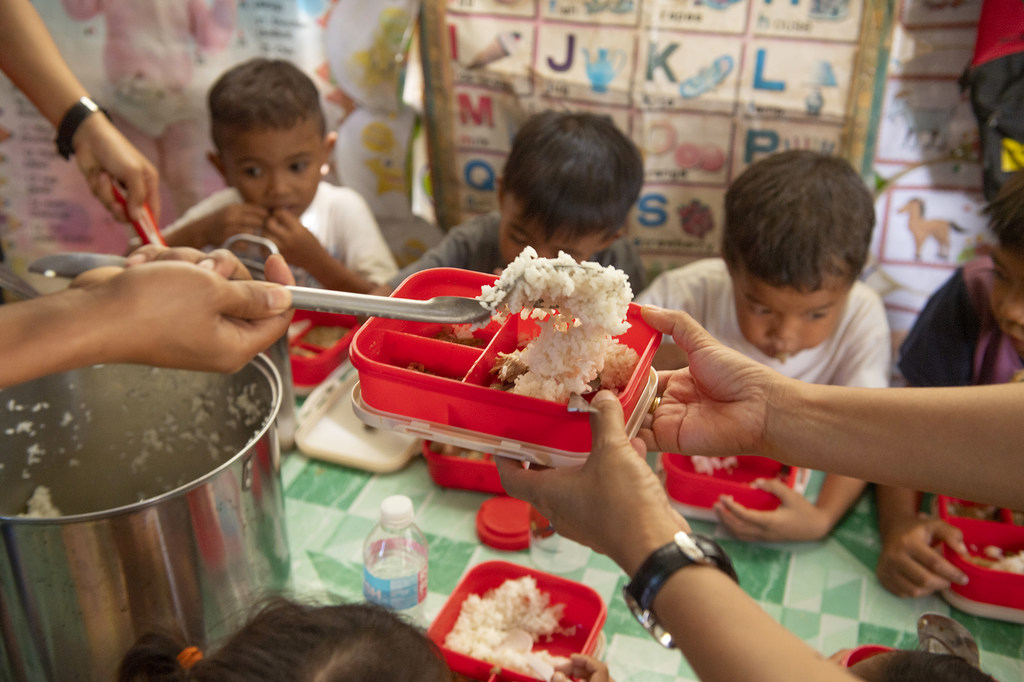 Filipinler'deki çocuklara WFP destekli bir okul yemeği servis edilmektedir.
