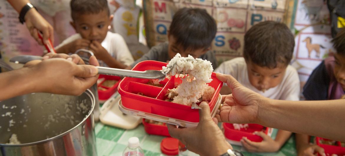 Школьные обеды при поддержке ВПП на Филиппинах. 