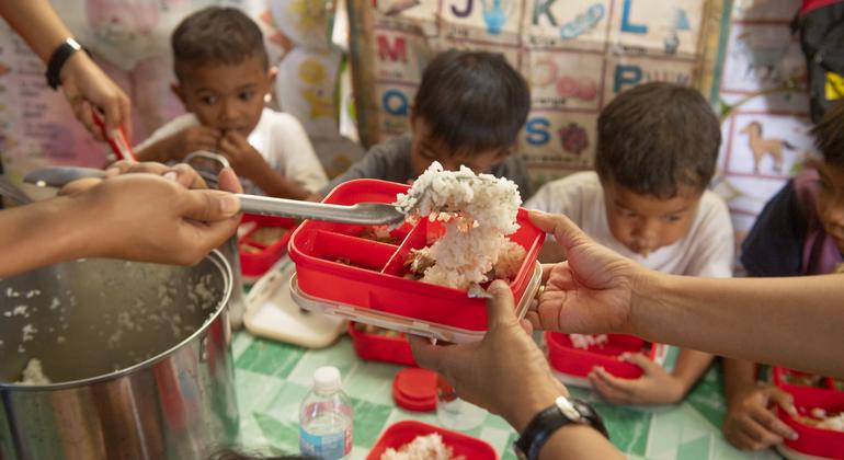 在粮食署的支持下，菲律宾儿童获得校园供餐。 