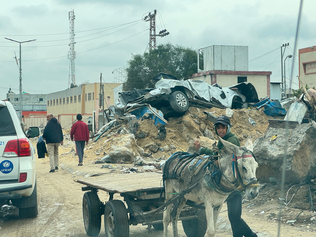La destruction de biens se poursuit à Khan Younis, Gaza.