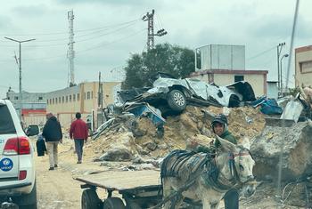 Continúa la destrucción de propiedades en Khan Younis, Gaza.