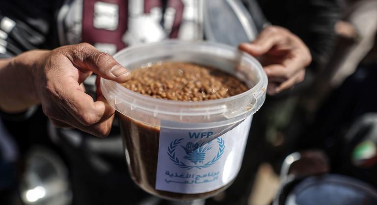 Un hombre en Gaza sujeta una comida repartida por el Programa Mundial de Alimentos