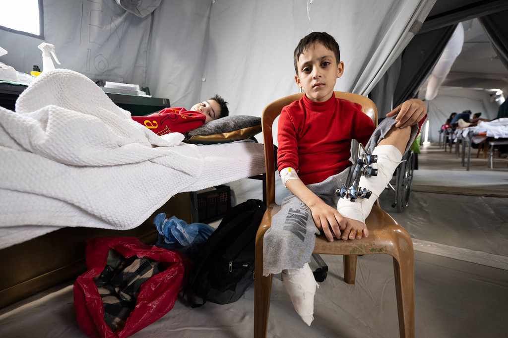 Des enfants sont soignés dans un hôpital de campagne temporaire à Mouraj, un quartier du sud de la bande de Gaza.