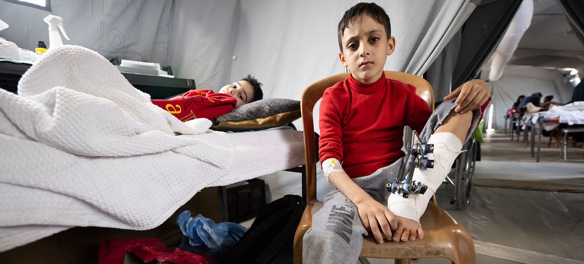 Crianças estão sendo tratadas em um hospital de campanha temporário em Mouraj, bairro no sul da Faixa de Gaza