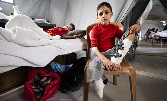 Niños reciben tratamiento en un hospital de campaña provisional en Mouraj, un barrio del sur de la Franja de Gaza.