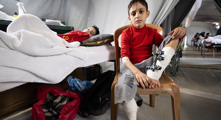 儿童正在加沙地带南部穆拉杰的一家临时野战医院接受治疗。