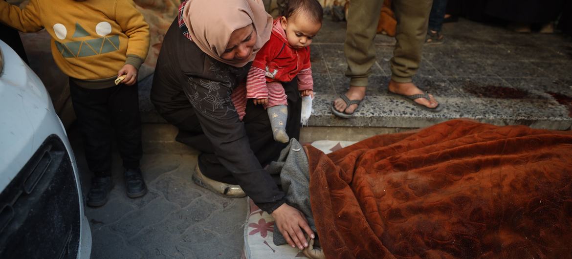 Palestinos identificam entes queridos que foram mortos em ataques aéreos em 18 de março