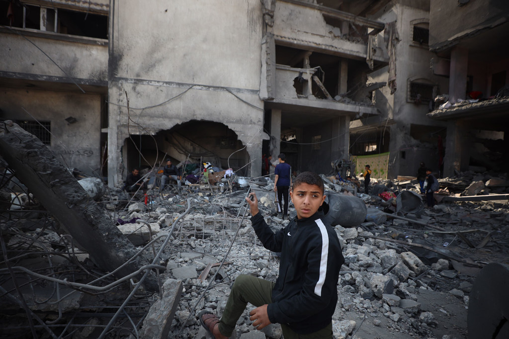 Un niño se detiene ante un edificio destruido en Gaza.