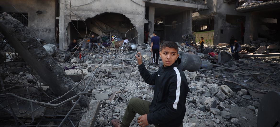Un enfant devant un bâtiment détruit à Gaza.