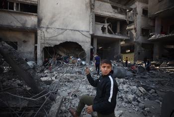 Un enfant devant un bâtiment détruit à Gaza.