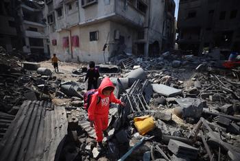 Un niño palestino camina entre escombros tras la reanudación de los bombardeos israelíes a Gaza el 18 de marzo.