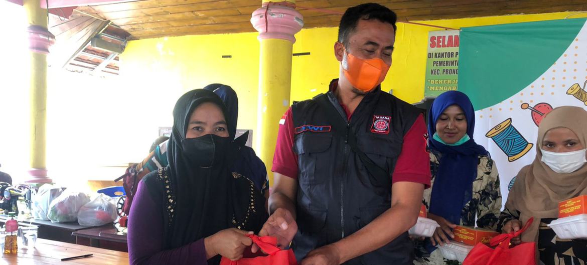 Twi Adi mengoordinasikan pasokan bantuan menyusul erupsi Gunung Semeru di Jawa Timur, Indonesia, pada Desember 2021.