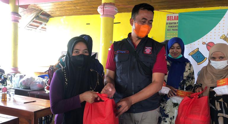 تاو أدي ينسق مواد الإغاثة في أعقاب ثوران جبل سيميرو في جاوة الشرقية