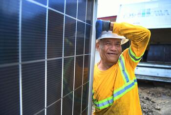 Un ouvrier installe des panneaux solaires à Lanao del Sur, aux Philippines. PNUD.