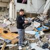 Un jeune garçon nommé Mahdi se tient au milieu des décombres de la maison détruite de son grand-père à Beyrouth, au Liban, tenant un ordinateur portable. Il a l'air triste, entouré par les débris de la guerre, réfléchissant aux souvenirs perdus et espérant la reconstruction du pays.