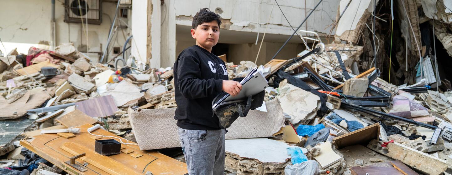 Un jeune garçon nommé Mahdi se tient au milieu des décombres de la maison détruite de son grand-père à Beyrouth, au Liban, tenant un ordinateur portable. Il a l'air triste, entouré par les débris de la guerre, réfléchissant aux souvenirs perdus et espérant la reconstruction du pays.