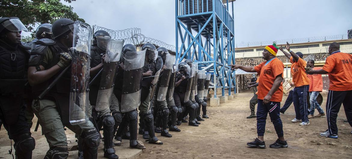 Un exercice de gestion d'une émeute de détenus se déroule dans la prison de Ngaragba, en République centrafricaine.