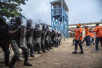 Un exercice de gestion d'une émeute de détenus se déroule dans la prison de Ngaragba, en République centrafricaine.