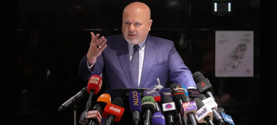 Le Procureur de la Cour pénale internationale, Karim Khan, lors d'une visite au poste frontière de Rafah, entre l’Égypte et la bande de Gaza, en octobre 2023.