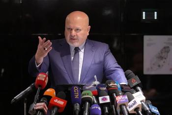 Le Procureur de la Cour pénale internationale, Karim Khan, lors d'une visite au poste frontière de Rafah, entre l’Égypte et la bande de Gaza, en octobre 2023.