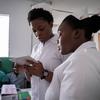 Des infirmières travaillant à l'unité pédiatrique de l'hôpital universitaire Justinien à Cap Haïtien, Haïti.