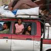 Familias huyendo de los bombardeos israelíes en Gaza