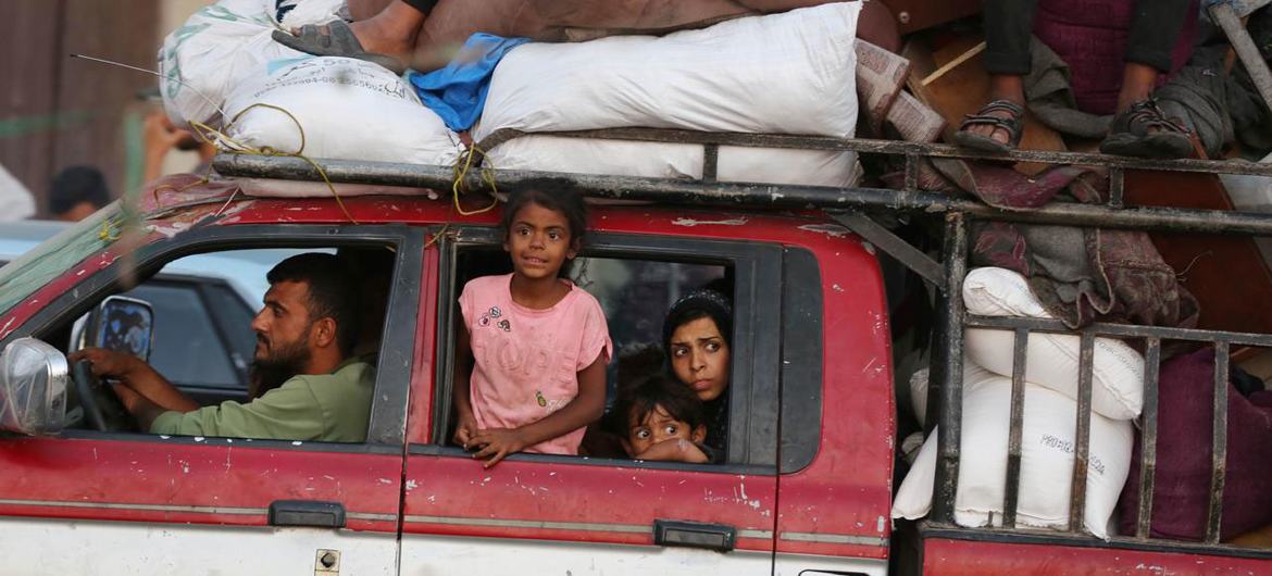 Familias huyendo de los bombardeos israelíes en Gaza