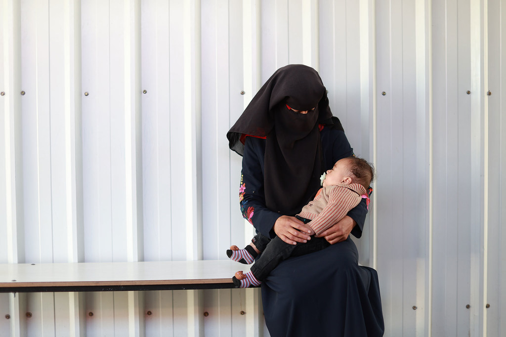 Une femme emmène un enfant passer un examen médical à Deir Al Balah. Faute d’accès aux soins, des femmes sont contraintes d’accoucher dans la rue ou ailleurs.