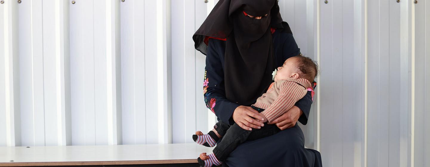 Une femme emmène un enfant passer un examen médical à Deir Al Balah. Faute d’accès aux soins, des femmes sont contraintes d’accoucher dans la rue ou ailleurs.