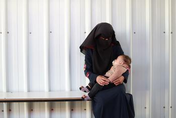 Une femme emmène un enfant passer un examen médical à Deir Al Balah. Faute d’accès aux soins, des femmes sont contraintes d’accoucher dans la rue ou ailleurs.