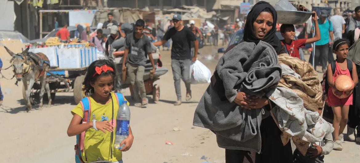 Uma família deslocada deixa a área oriental de Deir Al Balah depois que as autoridades israelenses emitiram uma ordem de evacuação para a área Uma família deslocada deixa a área oriental de Deir Al Balah depois que as autoridades israelenses emitiram uma ordem de evacuação para a área