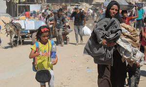 Una familia desplazada abandona la zona oriental de Deir Albalah después de que las autoridades israelíes emitieran una orden de evacuación de la zona.