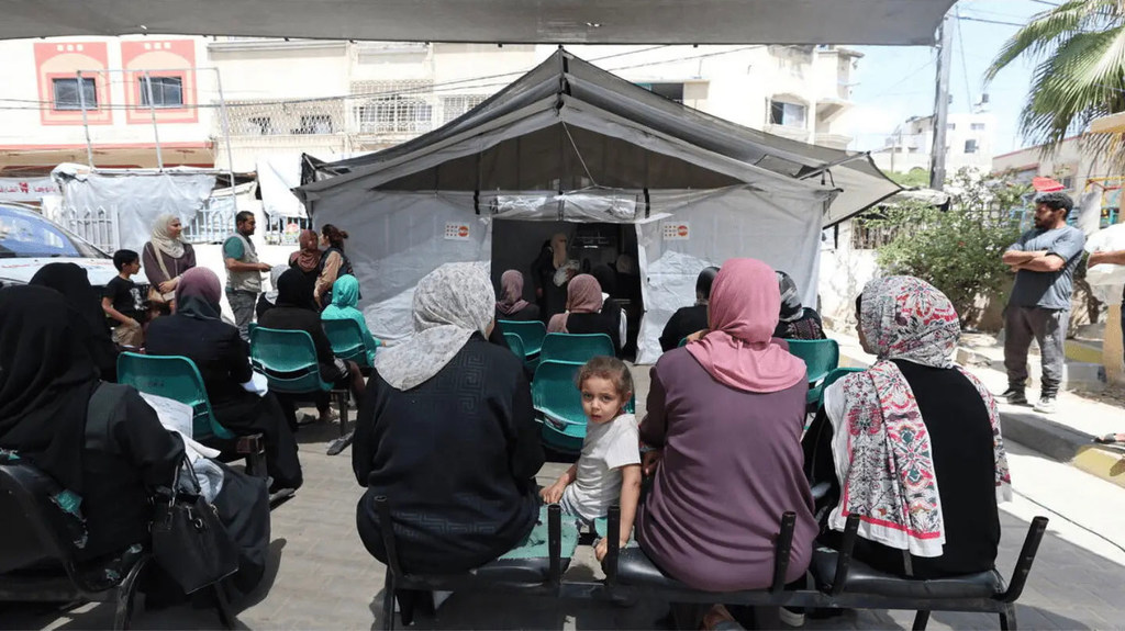 Des femmes et des filles attendent devant une clinique mobile soutenue par l'UNFPA à Gaza (photo d'archives).