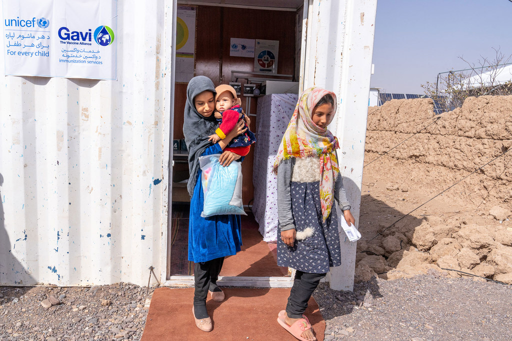 Des jeunes filles quittent une clinique de santé temporaire dans la province d’Herat, en Afghanistan. Des jeunes filles quittent une clinique de santé temporaire dans la province d’Herat, en Afghanistan.