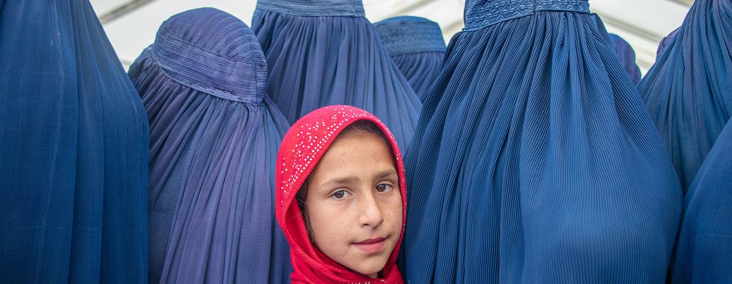 ONU Mulheres destaca que a onda de novas diretivas privou mulheres e meninas afegãs de seus direitos e dignidade