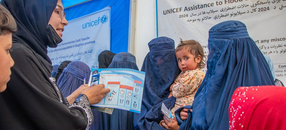 Des femmes accèdent à une aide d'urgence en Afghanistan.