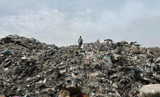 Massive mounds of waste are resulting in spread of disease in Gaza. (file photo) Massive mounds of waste are resulting in spread of disease in Gaza. (file photo)