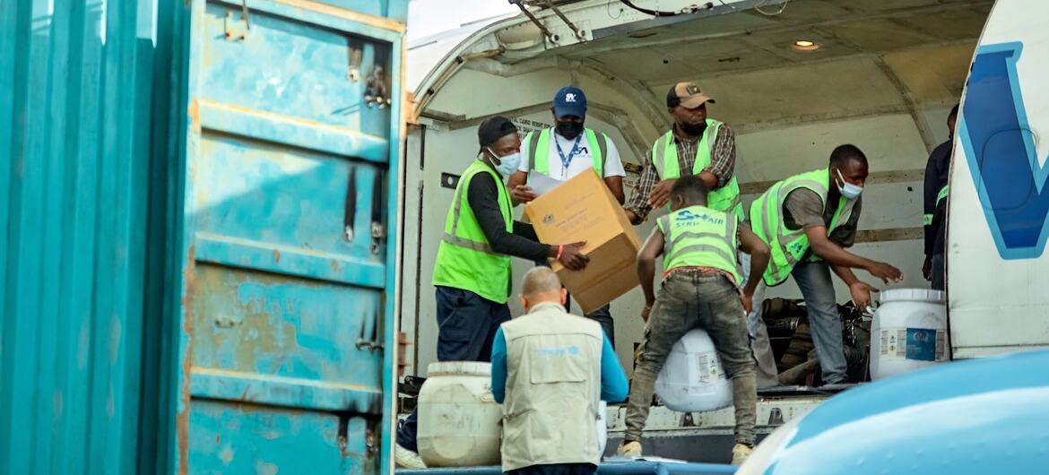 ©UNICEF /Prince Shamwami Workers unload supplies from a cargo plane at Bunia airport as part of the Ebola response in DR Congo. ©UNICEF /Prince Shamwami Workers unload supplies from a cargo plane at Bunia airport as part of the Ebola response in DR Congo.