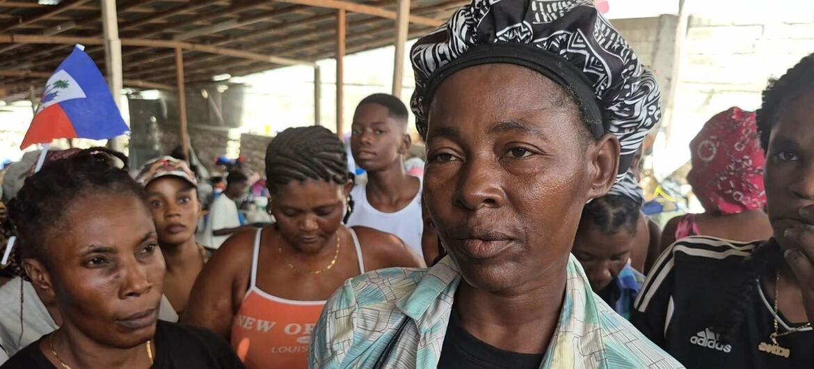 Displaced residents of Cit&eacute; Soleil, including families and elderly people, flee through Drouillard near Port-au-Prince, Haiti, following armed clashes.