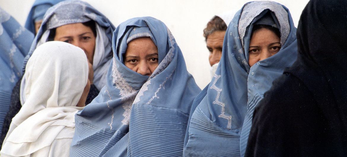 妇女们在一家产妇保健医院等待，这是阿富汗唯一的一家此类医院。