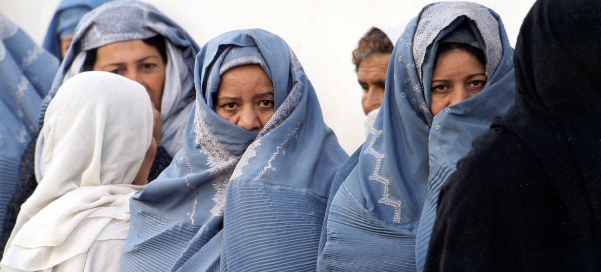 Des femmes attendent dans un hôpital de santé maternelle, le seul de ce type en Afghanistan.