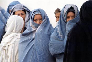 خواتین افغانستان کے واحد زچہ ہسپتال میں معائنے کے لیے اپنی باری کی منتظر کھڑی ہیں۔