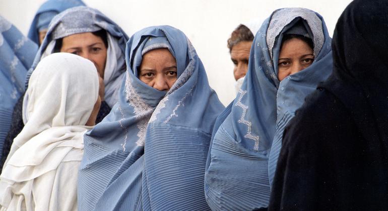 Des femmes attendent dans un hôpital de santé maternelle, le seul de ce type en Afghanistan.