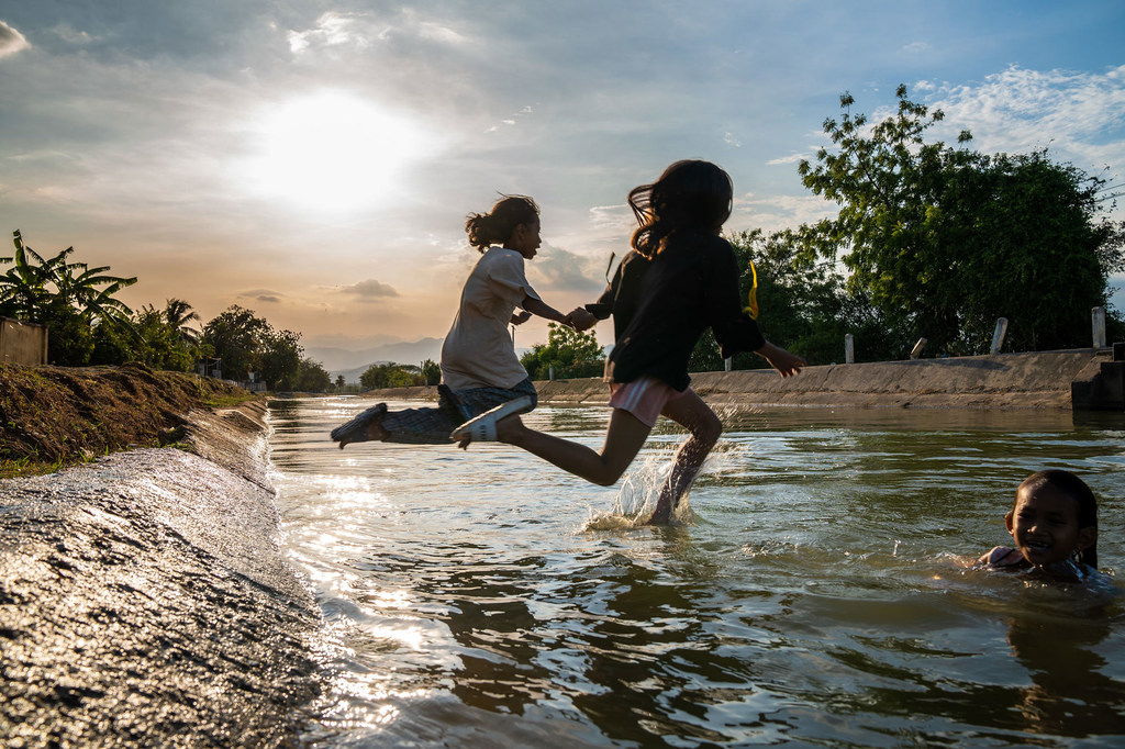 Unos niños saltan a un canal en el centro de Vietnam.