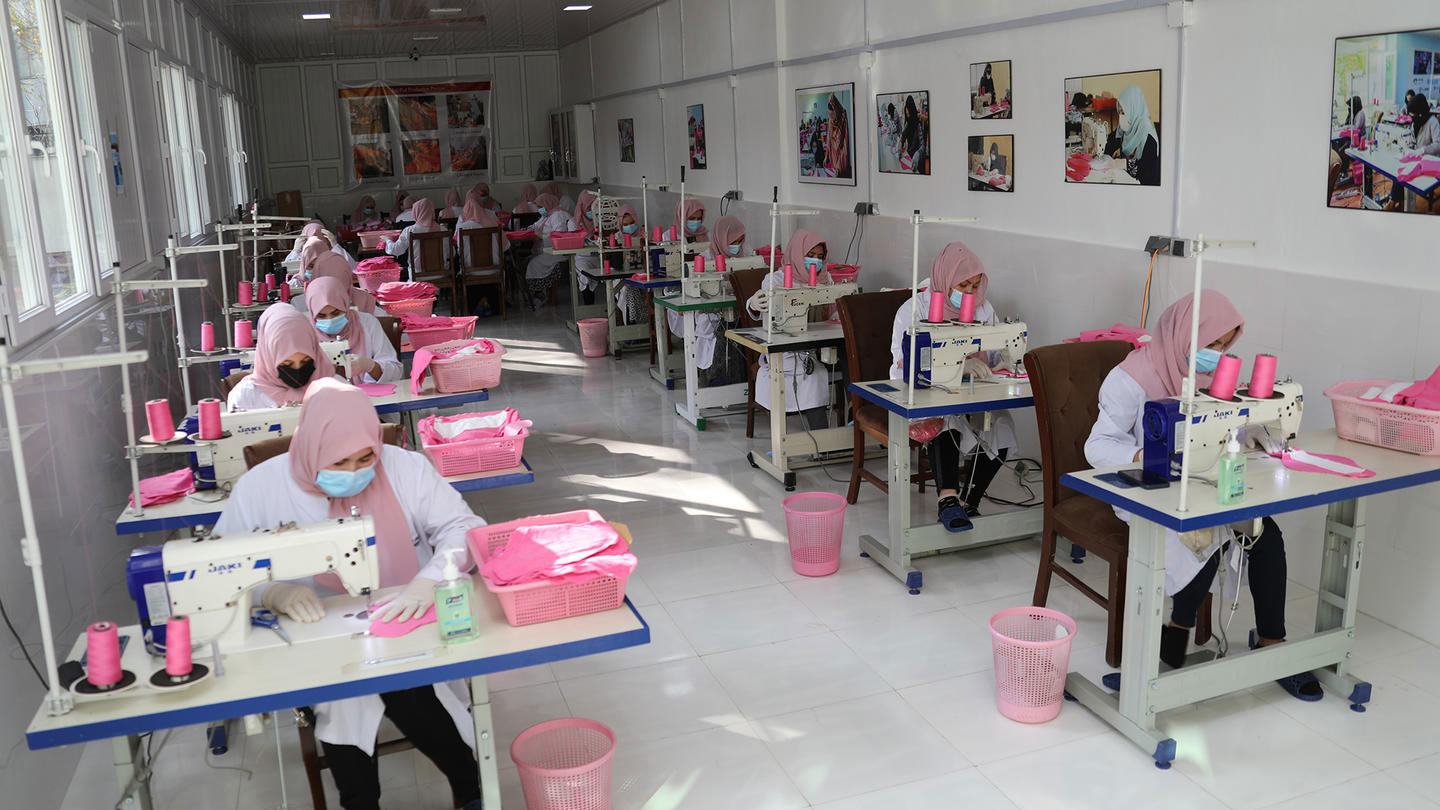 Des travailleuses dans une entreprise de couture en Afghanistan.