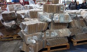 Envases con cocaína incautados por las autoridades en Ecuador. (archivo) 
