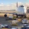 ब्रिटिश एयरवेज़ का विमान 747 एक अन्तरराष्ट्रीय हवाई अड्डे पर उड़ान भरने की तैयारी करते हुए.